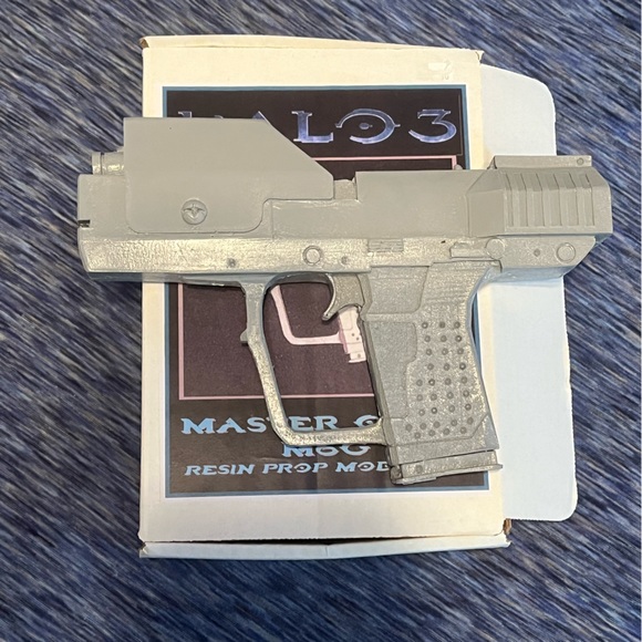 NWOT master chief m60 resin prop model pistol kit with instructions to paint! - Picture 4 of 6